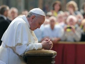 Papa Francesco in preghiera 2